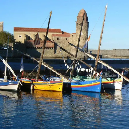Calme A Quelques Pas Du Port