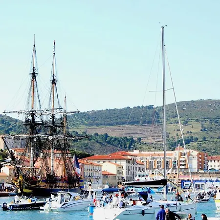 Calme A Quelques Pas Du Port